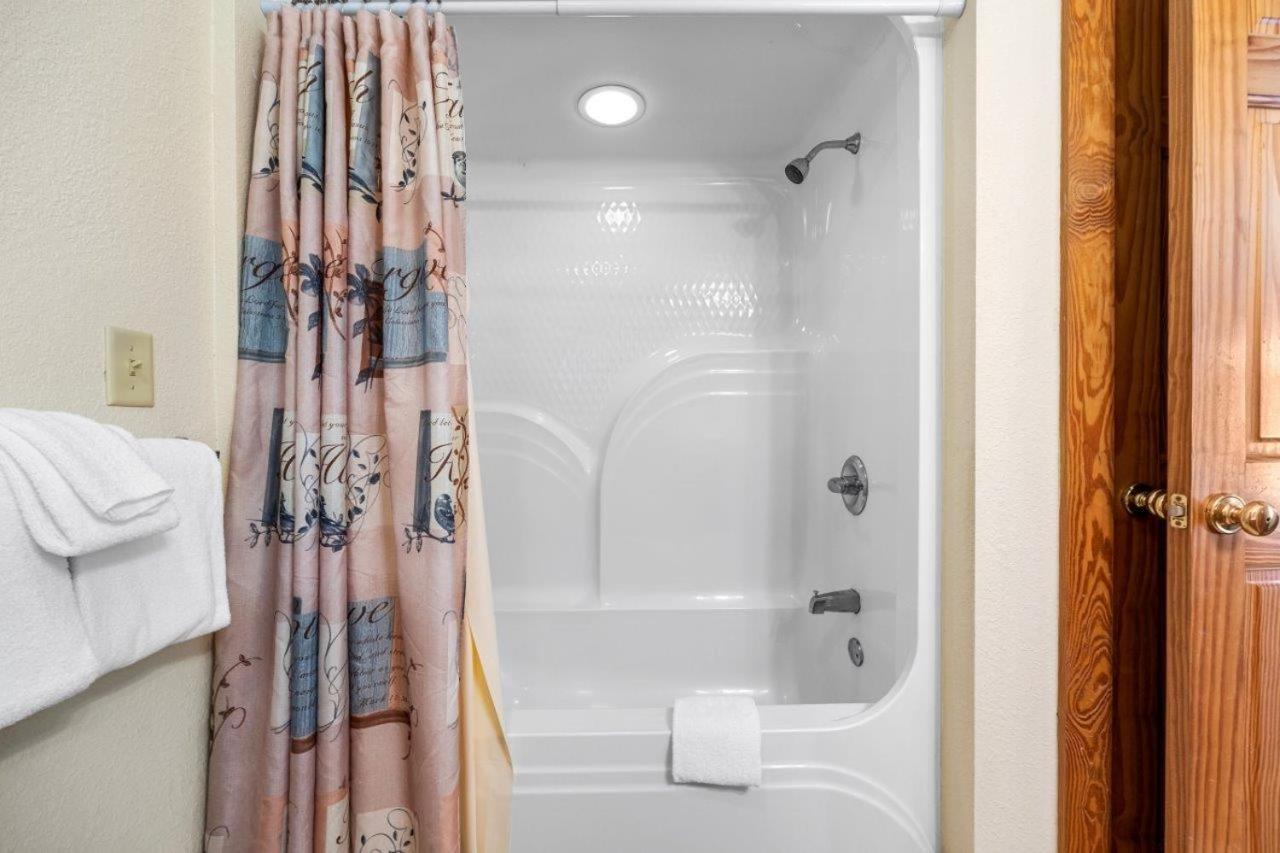 Apartment Poplar Point Unit 12b By Eden Crest